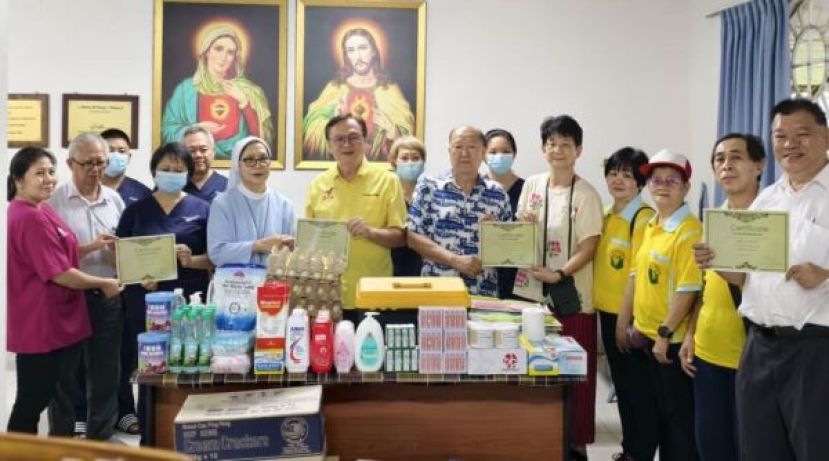 平安之家负责人发感谢状予施医赠药主办当局；前排左2起为田明东、钟其每、芙拉修女、主宾拿督罗克强、黄国远、黄薇妮，右起是陈中兴、陈惠生等人。