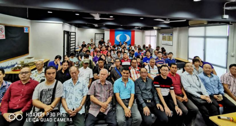 公正党南兰区部顾问曾宪爵（前排右七）在端午节聚会后与出席者合影。