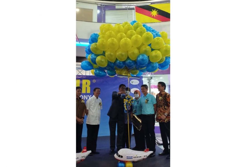 砂旅游、创意工业和表演艺术部长拿督斯里阿都卡林为砂拉越大马旅游展主持开幕礼时摄。