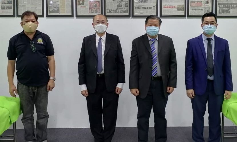 资深前新闻从业员陈中兴（左起）通过人力资源部推拿理疗技职认证考试，受到热心慈善殷商拿督刘义华、砂医总会长江宗兴、主任江邦仲祝贺。