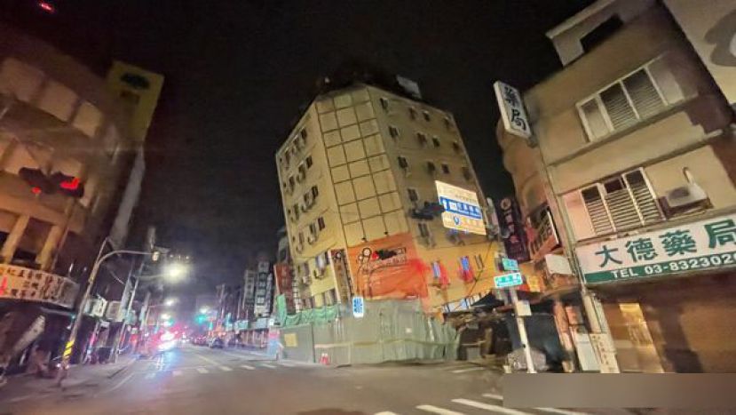 花莲凌晨6.3地震后，富凯大饭店倾倒。