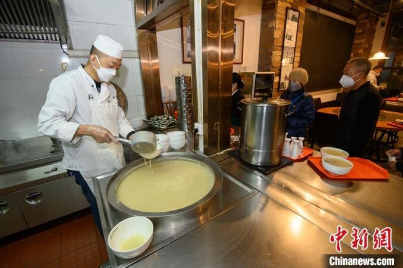 清晨，山西省太原市，太原清和元&ldquo;头脑&rdquo;制作技艺第五代传承人王和茂为食客舀&ldquo;头脑&rdquo;。