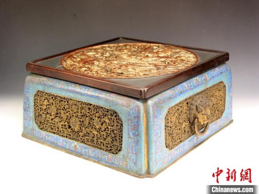 沈阳故宫院藏的清掐丝珐琅蟠龙透雕宝相花兽耳方冰箱是一款迷你小冰箱，箱体有冰化泄水和散发冷气的孔洞。