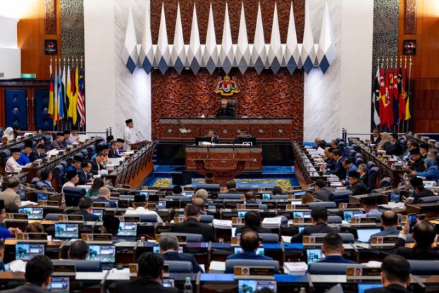 安华在国会提呈2025财案。