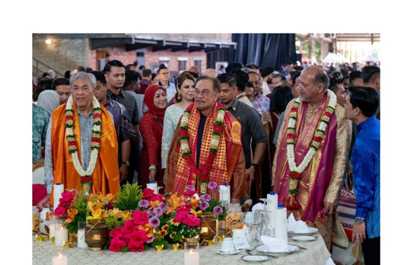 首相安华(中)在阿末扎希(左)和哥宾星(右)陪同下出席屠妖节餐聚活动。