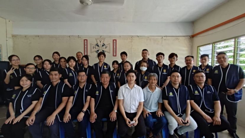 芦恩堂会友领袖黄鼎盛(前排右三起)、刘我荣传道、亚洲中医技职学院院长江宗兴、砂中医推拿师公会主席江邦忠等医师在义诊活动合影。