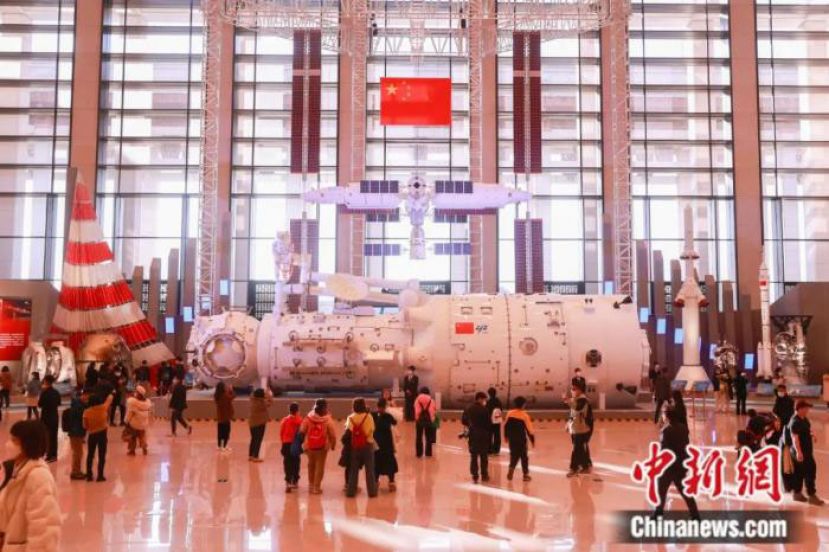 2023年2月，观众在中国国家博物馆举行的中国载人航天工程三十年成就展上观看中国空间站天和核心舱、空间站组合体模型。