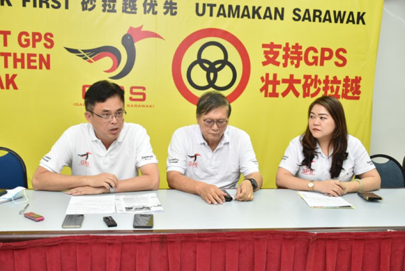 左起为砂总理署政治秘书陈开、砂人联党中央选举行动室主任拿督曾镇江、砂总理署政治秘书苏莉群。