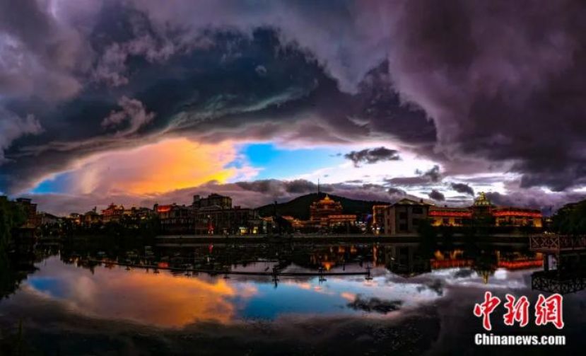 香格里拉市坛城广场。