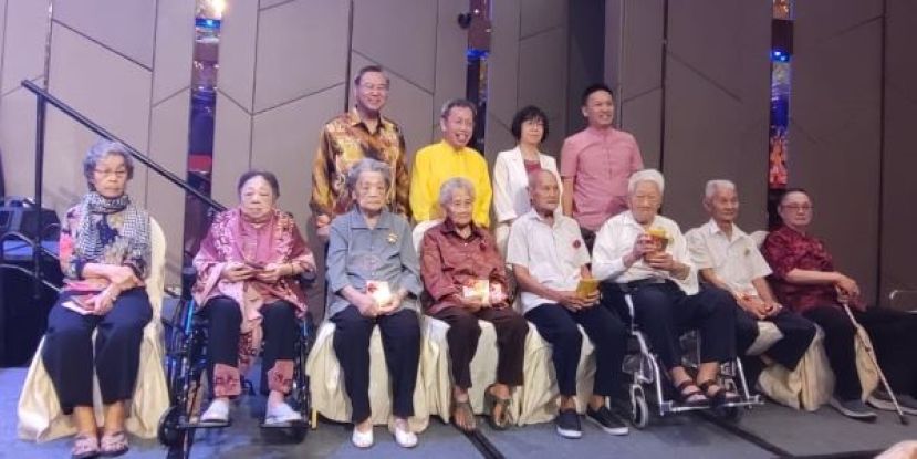 中国驻古晋总领事馆副总领事宋长虹(后排右二)、青年团团长周世宏（右一）、主宾拿督阿玛沈桂贤（左二）以及该会主席张光福（左一）获奖的长辈合影。