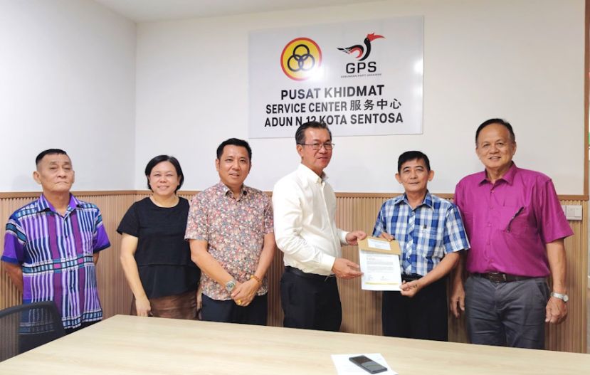 筹委会主席郑国强(右二)移交邀请函给予哥打圣淘沙区议员叶耀星(左四)。右一为鸿祥佛院主席卓月瑞；左起为鸿祥佛院章国庆、筹委会秘书贝美玲及筹委会顾问拿督蔡传伟。