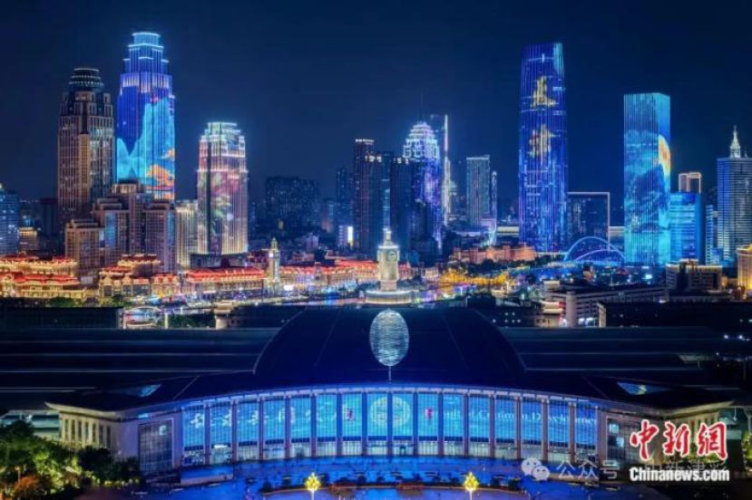 8月14日晚，航拍天津站海河夜景及楼宇主题灯光。