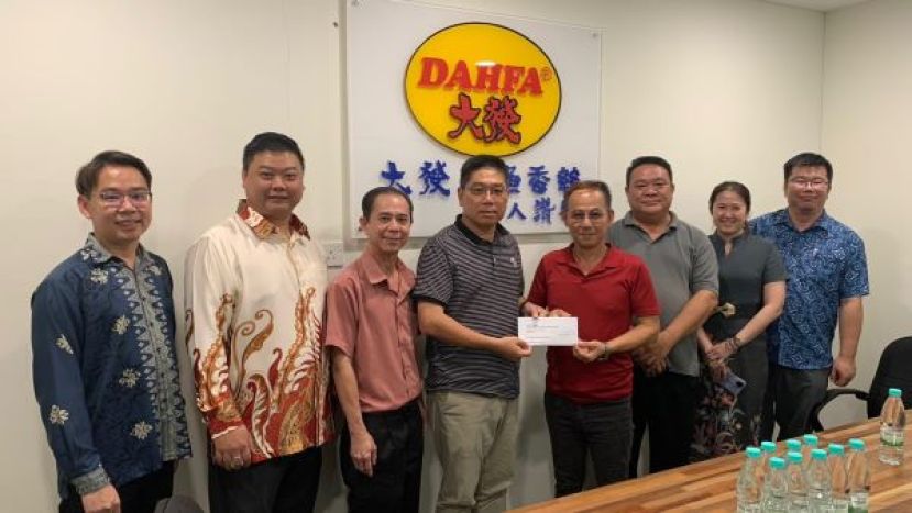 石角葫芦顶中公校董会主席（右四）移交邀请函予大发食品制造行有限公司东主兼紫辉阁阁长蔡岷谷（左四）。左一起教务主任郑宇健、校长谢玶豪、校董部副秘书贝永志。右一起课外活动主任杨珺安、学生事务主任邓慧美、校董伍德华。