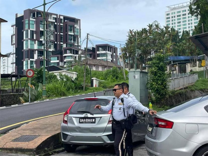古晋中学炸弹威胁 警方在学校进行全面的安全检查