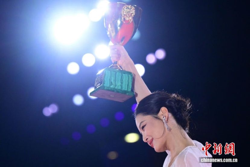 辛芷蕾举起奖杯。