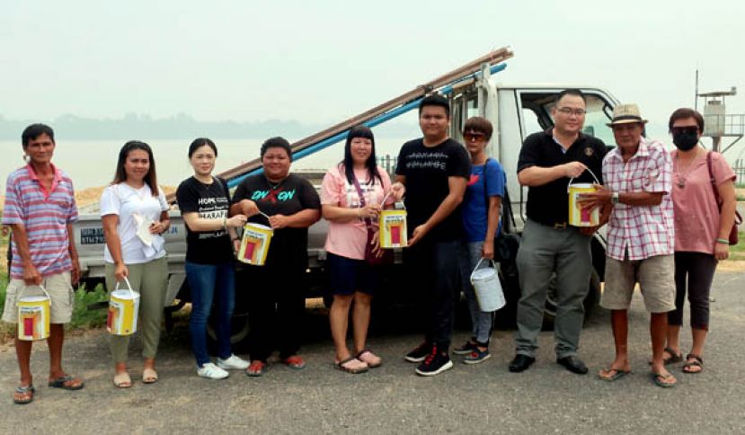 南兰区国会议员刘强燕（左3）丶助理夏忠生（左6）及助理周俊毅（左8）移交物资予芦仙地区的居民时影。左2为助理Maria。