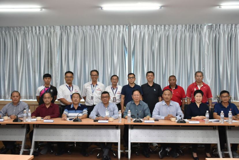 砂拉越华文独立中学董事会联合总会会长暨大会主席天猛公拿督刘利民（中）与锦标赛筹委会成员合照。