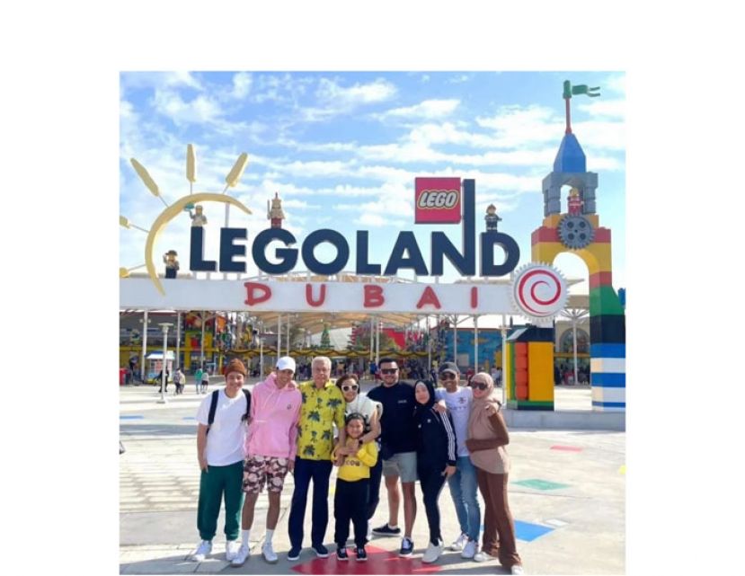 依斯迈沙比里（左三）出示与家人在迪拜度假照片。