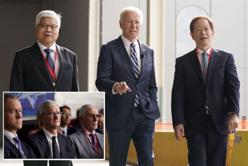 台积电亚利桑那州凤凰城晶圆厂举行移机典礼，美国总统拜登亲抵现场，董事长刘德音（右）为其解说。小图为拜登亲抵现场，苹果执行长库克也出席。