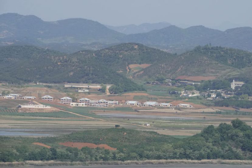 朝鲜境内粮食严重缺乏，甚至导致开城居民饿死街头。图为从韩国京畿道坡州市乌头山统一观景台所望向的朝鲜黄海道开丰郡之景色。
