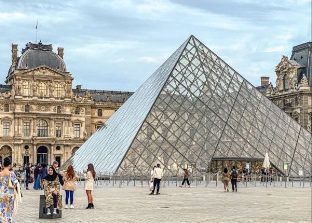  罗浮宫是全球最受欢迎的博物馆。