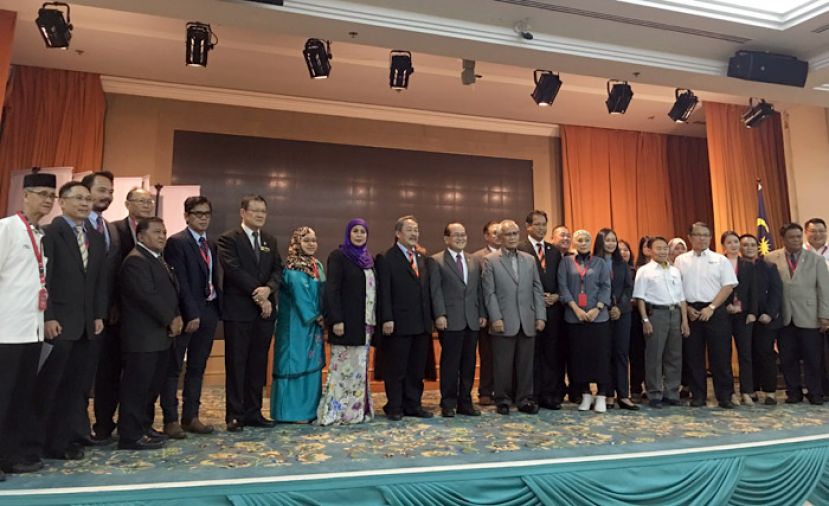 签署仪式后合作方代表合影，前排左11为砂副首长拿督阿玛道格拉斯。