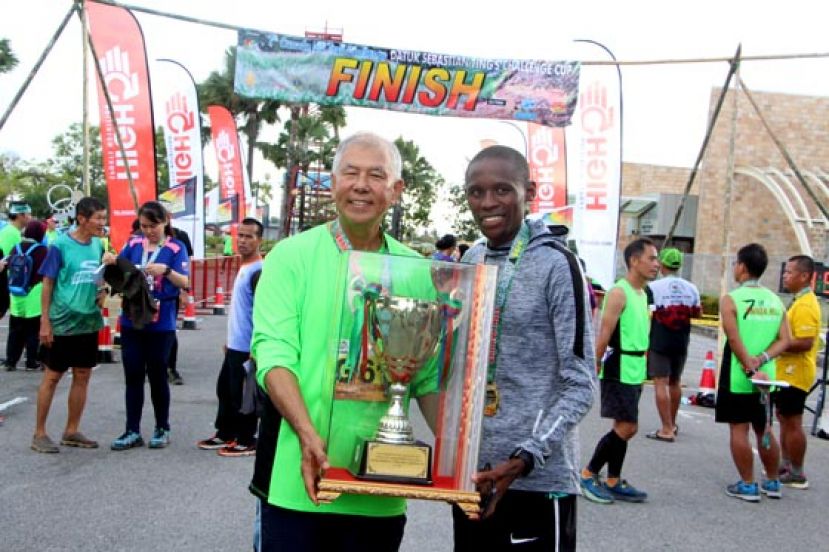 拿督陈超耀颁发男子组挑战杯予二度称霸的吉丘尔丘尔雷。