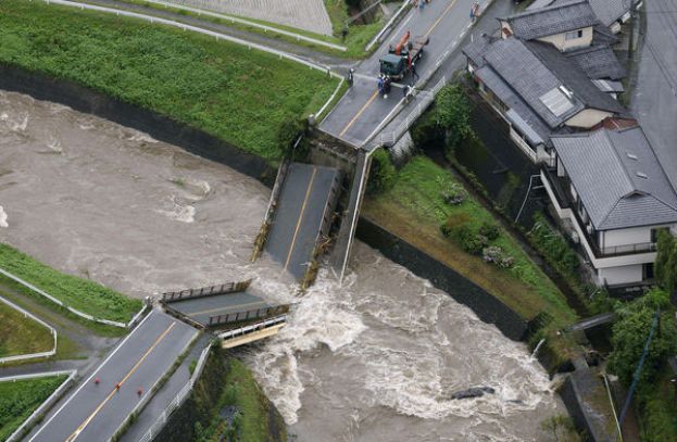 熊本县3日降下惊人暴雨，当地一座桥梁被洪水冲垮。
