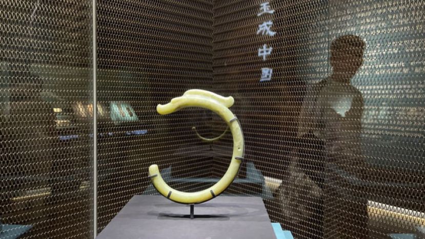 &ldquo;何以中国&rdquo;特展上的玉龙。