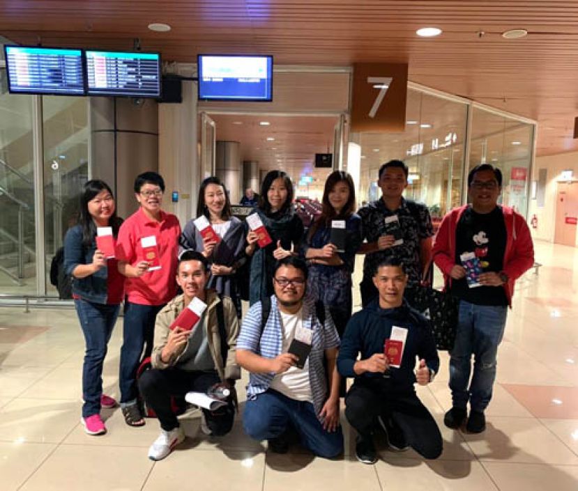 印尼驻古晋总领馆代表兼考察团团长曾家豪（站右二）与砂拉越九名传媒及旅行社代表于机场合影。