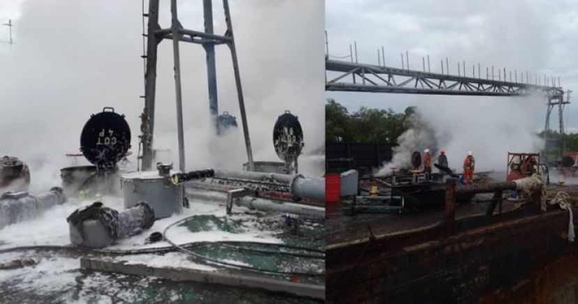 消防人员在油槽船上进行灭火工作。