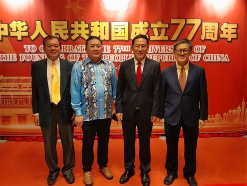薛华东向邢伟平总领事    贺中华人民共和国国庆