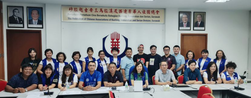 张慧娇（右五）与陈德明（左五）联合主持筹备会会议后，与筹委合影。