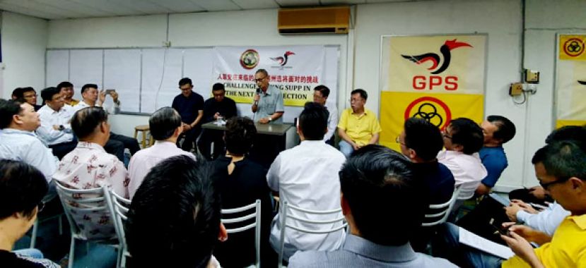 砂人联党老干部的黄纪邻（站立者）在交流会上与大家分享资讯和看法。