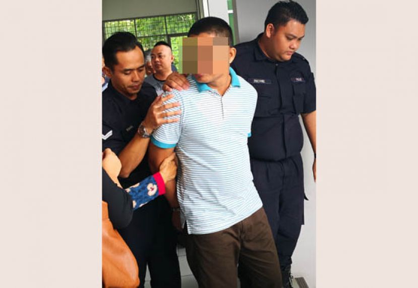 拥有大麻的首被告阿都安利 （中）被判入狱3年。