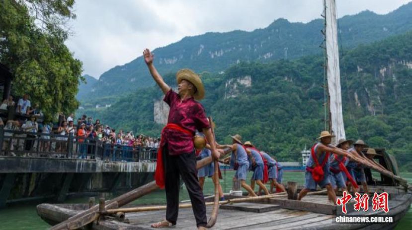 杨春善与老船工在西陵峡实景山水舞台上表演峡江号子。