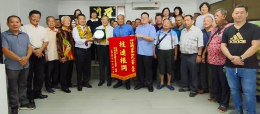  砂拉越田氏公会主席田锡川(前排左六)赠送纪念品给予台湾新竹縣田端仕公祠堂宗親會理事长田振祥(前排左五)。