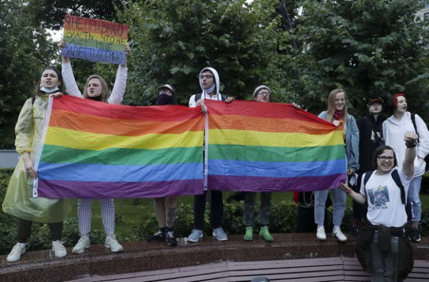 2020年7月，LGBT活动人士在莫斯科高举旗帜。