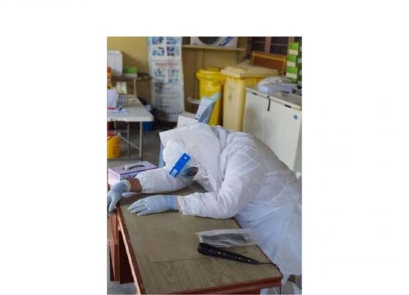 阿里诺哈山穿着防护衣猝死。