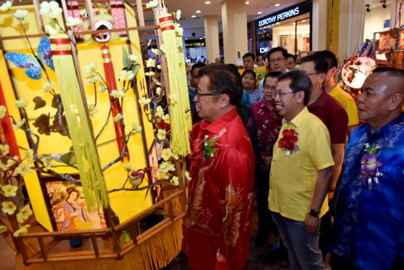 砂首长拿督巴丁宜阿邦佐哈里（左一）在砂地方政府与房屋部长拿督沈桂贤（中）陪同下欣赏中秋节灯笼。