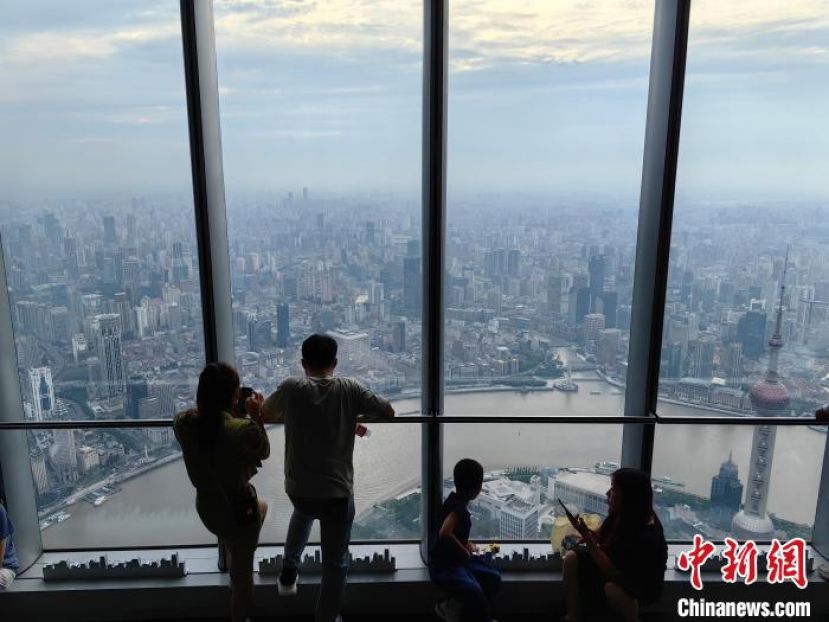 游人在上海中心大厦&ldquo;上海之巅&rdquo;观光厅俯瞰上海。