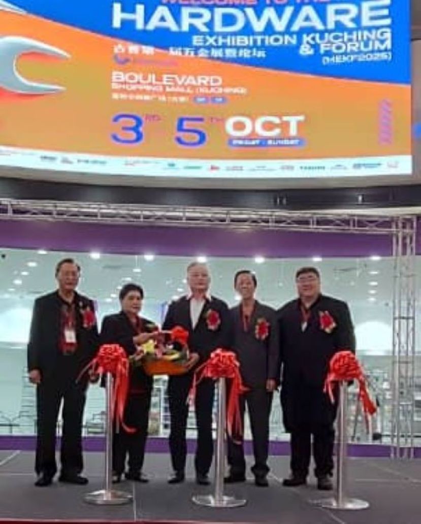 开幕礼后的合影。左起为古晋及三马拉汉省五金机械商公会第一副主席张光福、大会筹委会主席李丽珊、马来西亚五金机械建材联合总商会总会长拿督威拉曾年樑、古晋及三马拉汉省五金机械商公会主席周政光以及理事许鲁天。