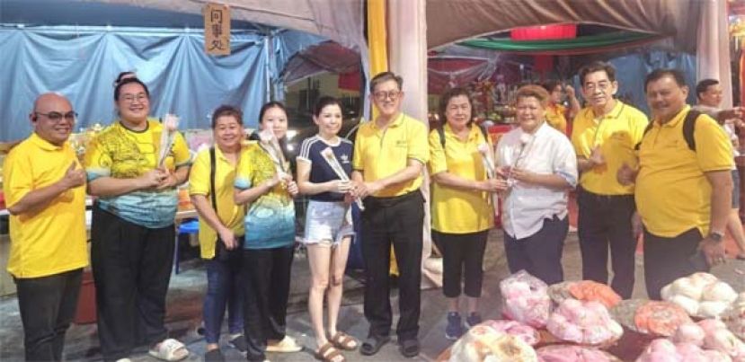 东哥团队贴近民众     流动服务庆妇女节