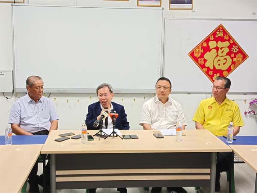 砂副总理兼砂拉越华校咨询委员会主席拿督阿玛沈桂贤(左二)在拿督包章文（左一）以及拿督蔡文铎（右二）以及右一为叶耀星的陪同下召开新闻发布会时影。