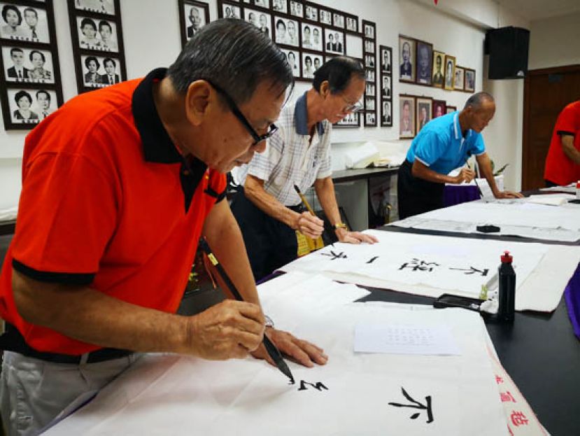 砂拉越彭城刘氏公会书法班在开办2 年后，为学员们办了一场友谊赛，多位耆老参与演练。