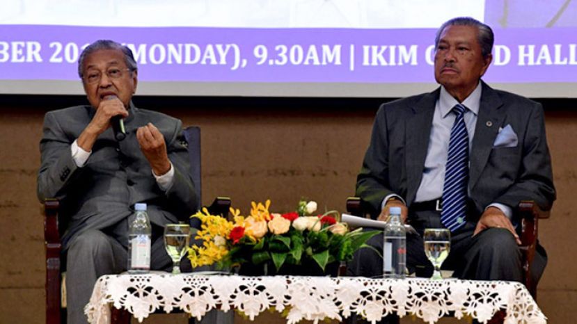 马哈迪（左）在问答环节上回答出席者的提问，旁为大马伊斯兰知识研究所主席敦阿末沙基。