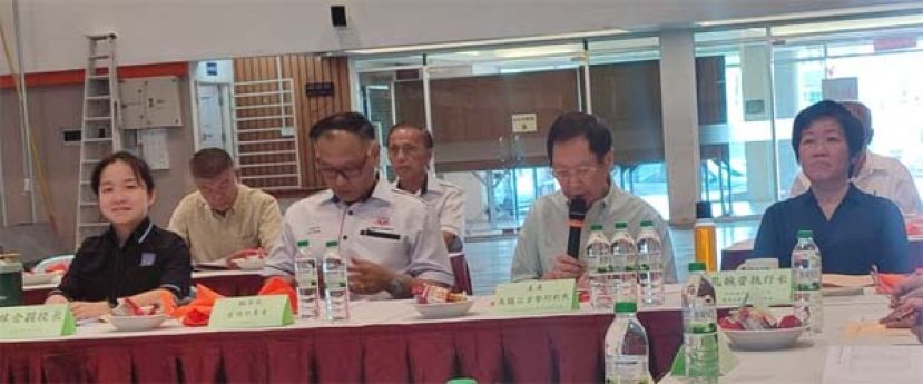 砂拉越华文独立中学董事会联合总会主席天猛公拿督刘利民（右三）在致词时摄。
