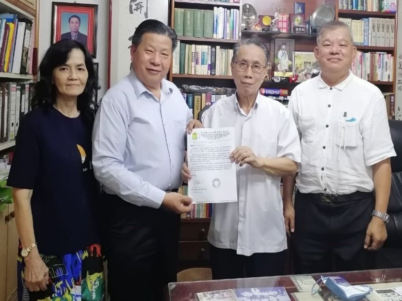 砂医总会长江宗兴（左2）日前在槟州同槟城中医研究院院长拿督頼开检交流；左为叶舒霞；右是陈中兴。