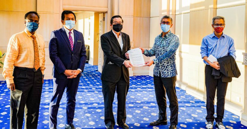 林冠英（左三）移交备忘录给东姑扎夫鲁；右为潘俭伟，左为西华古马。