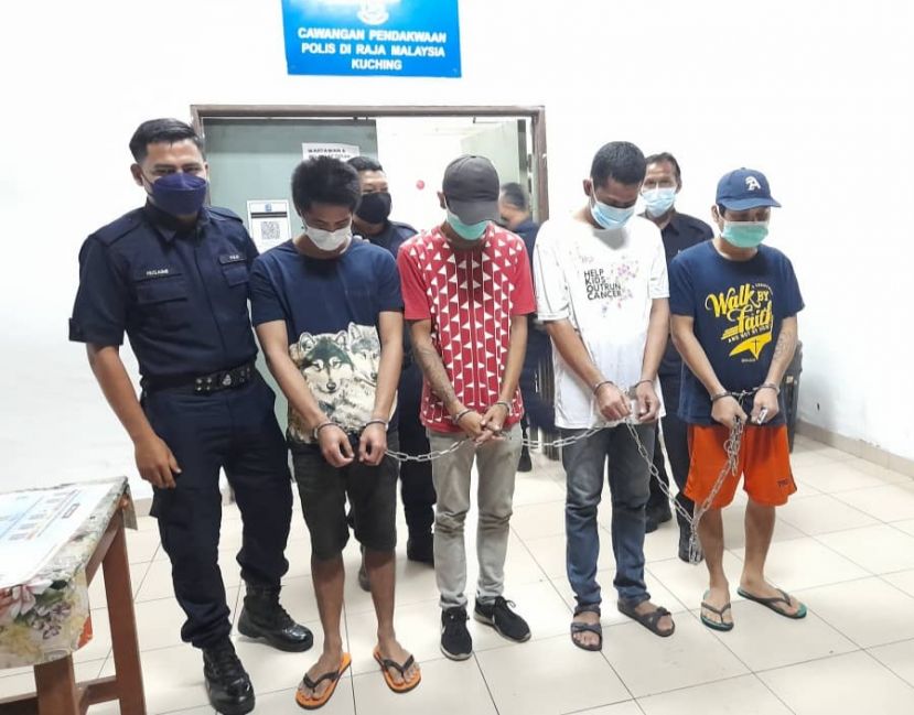 4名被告排排站着准备被送往中央监狱时摄。